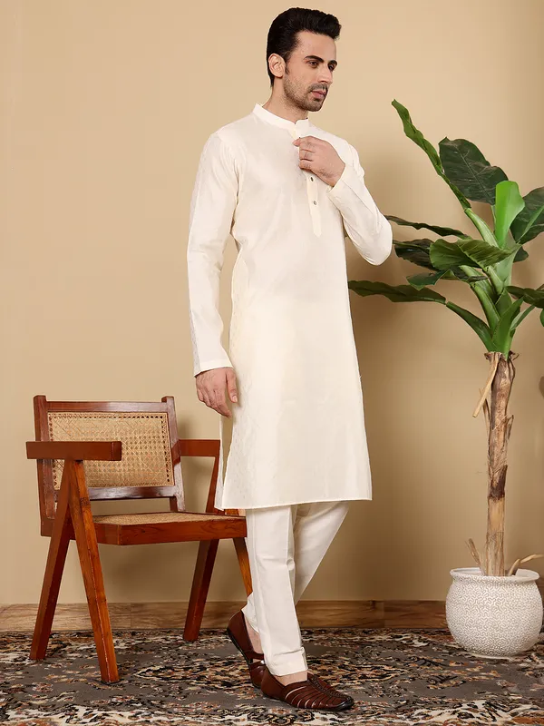 Off-White_Straight_Viscose_Silk_Textured_Effect_Kurta_For_Men