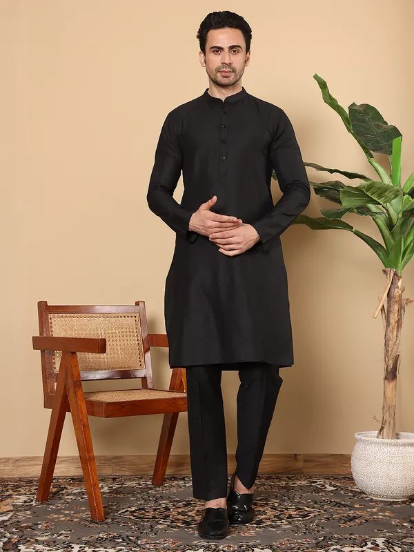 Black_Straight_Viscose_Silk_Slub_Effect_Kurta_For_Men