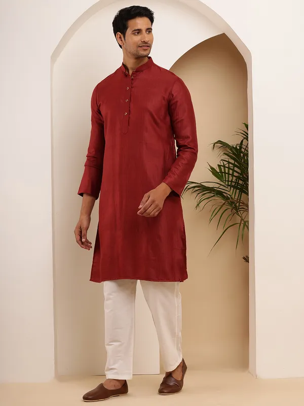 Men_Maroon_Textured_Kurta_with_White_Pyjama