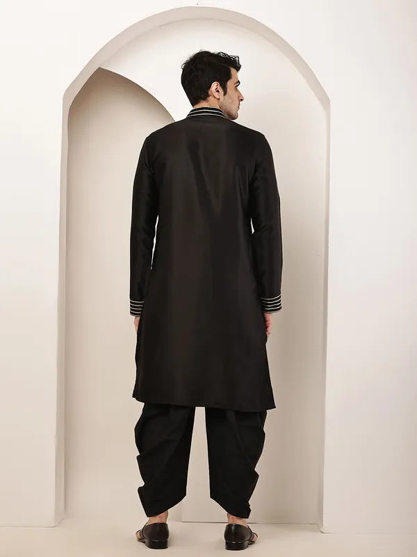 Black_Embroidered_Kurta_with_Contrast_Threadwork_&_Decorative_Motif_For_Men