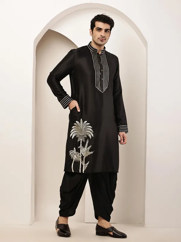 Black_Embroidered_Kurta_with_Contrast_Threadwork_&_Decorative_Motif_For_Men