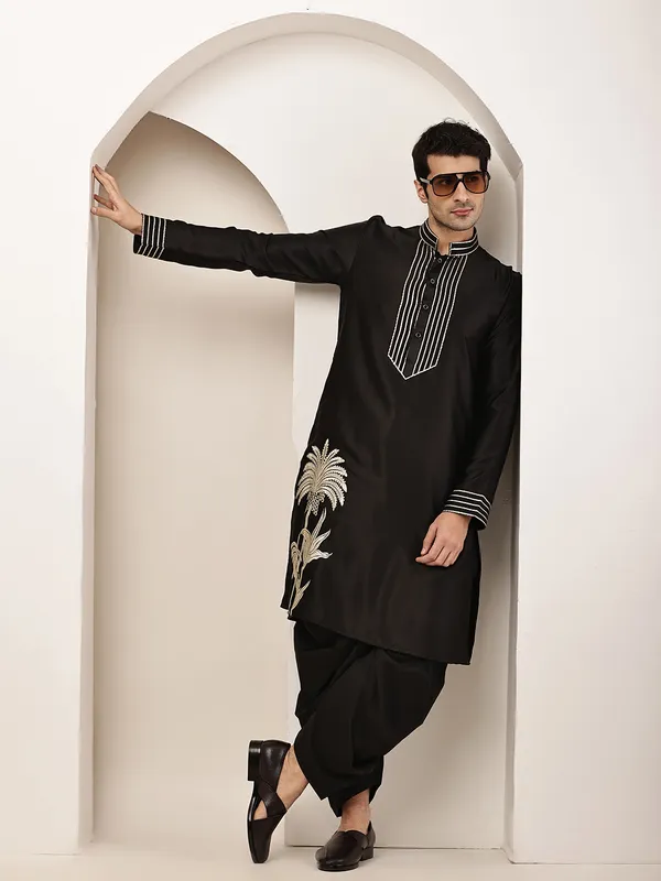 Black_Embroidered_Kurta_with_Contrast_Threadwork_&_Decorative_Motif_For_Men