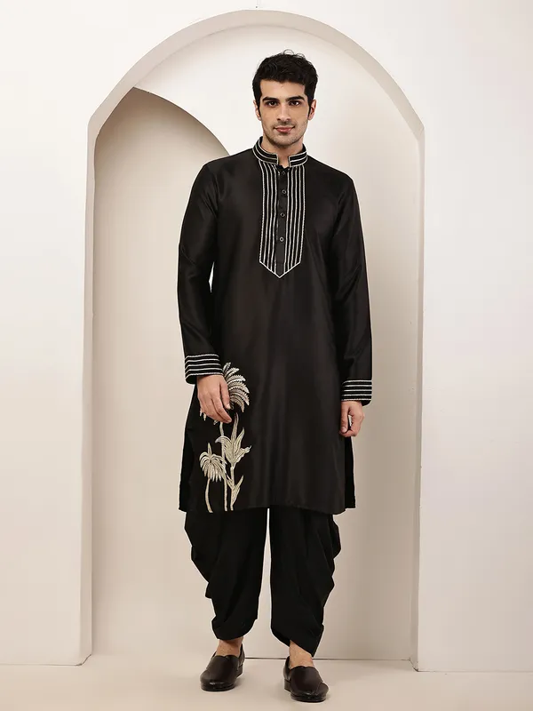 Black_Embroidered_Kurta_with_Contrast_Threadwork_&_Decorative_Motif_For_Men