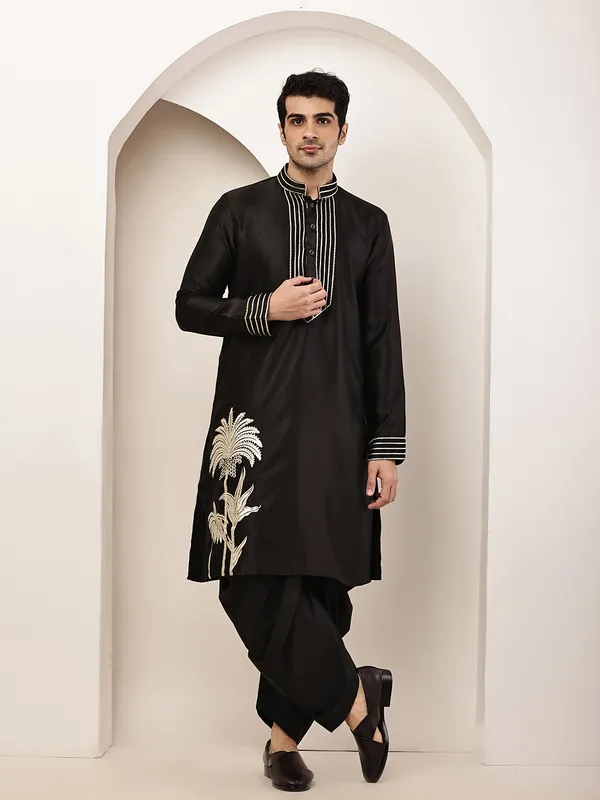 Black_Embroidered_Kurta_with_Contrast_Threadwork_&_Decorative_Motif_For_Men