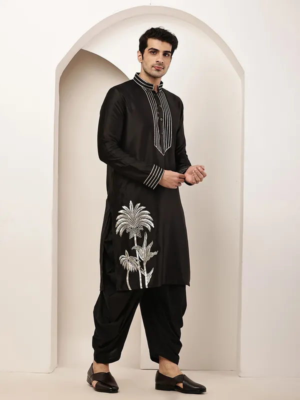 Black_Embroidered_Kurta_with_Contrast_Threadwork_&_Decorative_Motif_For_Men