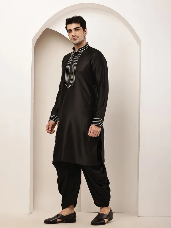 Black_Embroidered_Kurta_with_Contrast_Threadwork_&_Decorative_Motif_For_Men