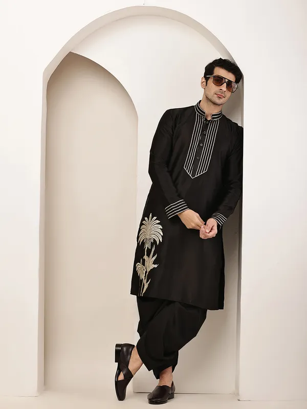 Black_Embroidered_Kurta_with_Contrast_Threadwork_&_Decorative_Motif_For_Men