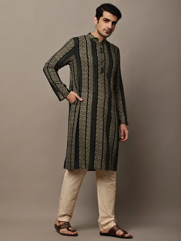 Bottle_Green_Textured_Threadwork_Kurta_with_Traditional_Off-White_Viscose_Pyjama_For_Men