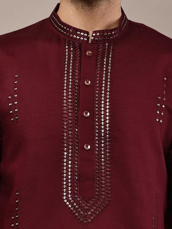 Ivory_Maroon_Textured_Threadwork_Kurta_For_Men