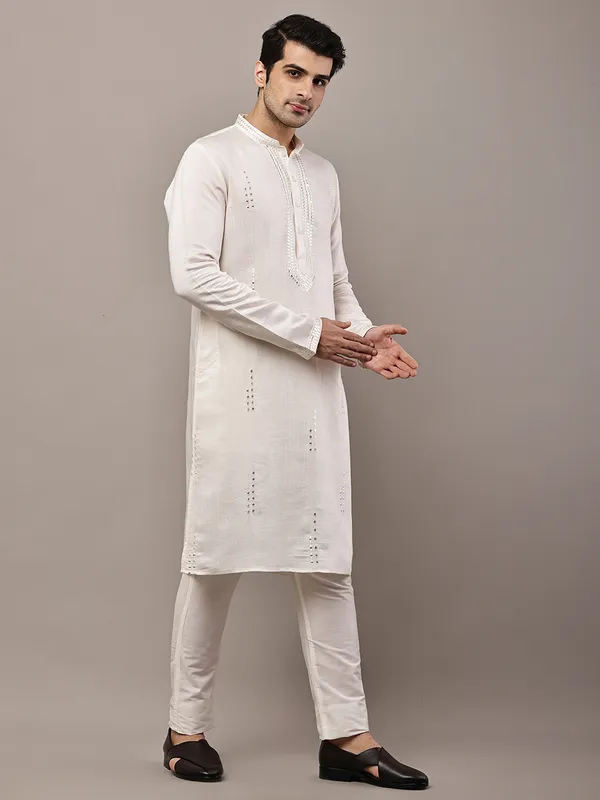 Ivory_White_Textured_Threadwork_Kurta_For_Men