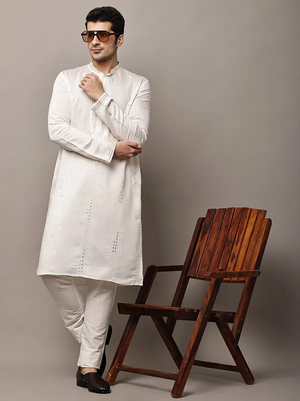 Ivory_White_Textured_Threadwork_Kurta_For_Men