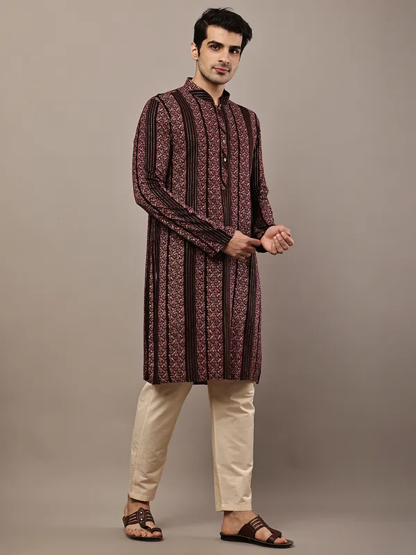 Maroon_Textured_Ethnic_Print_Kurta_For_Men