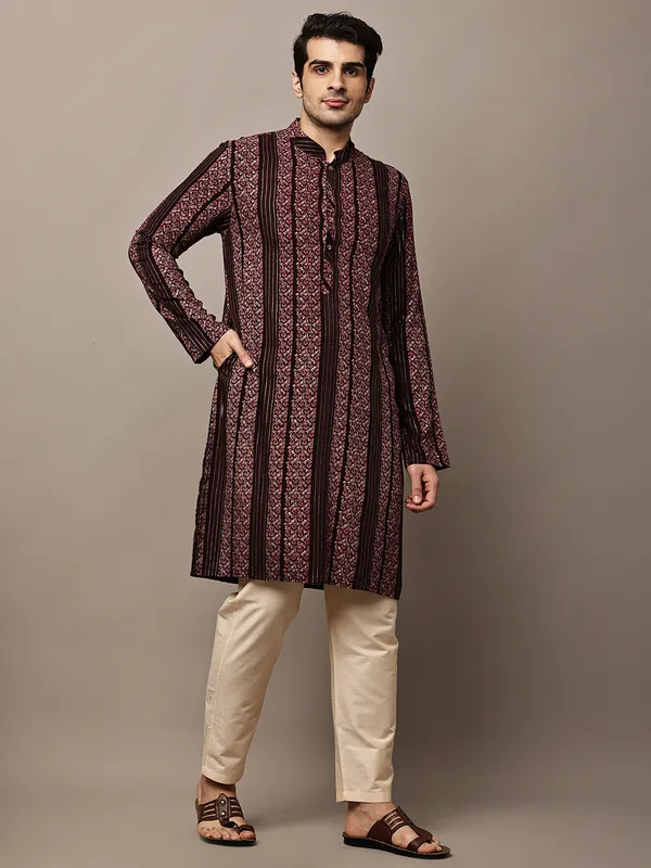 Maroon_Textured_Ethnic_Print_Kurta_For_Men
