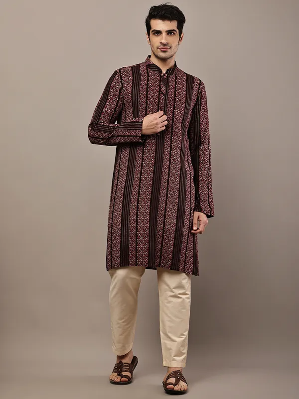 Maroon_Textured_Ethnic_Print_Kurta_For_Men