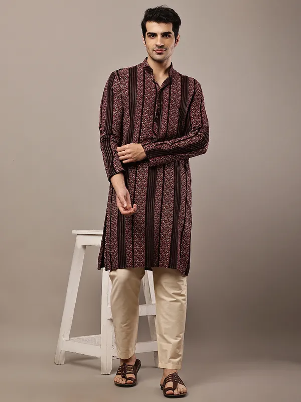 Maroon_Textured_Ethnic_Print_Kurta_For_Men