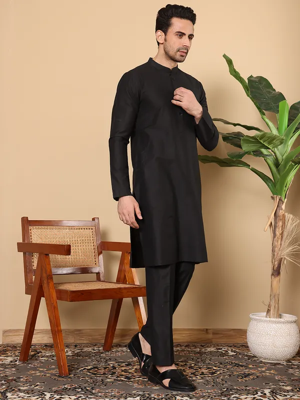 Black_Straight_Viscose_Silk_Slub_Effect_Kurta_For_Men