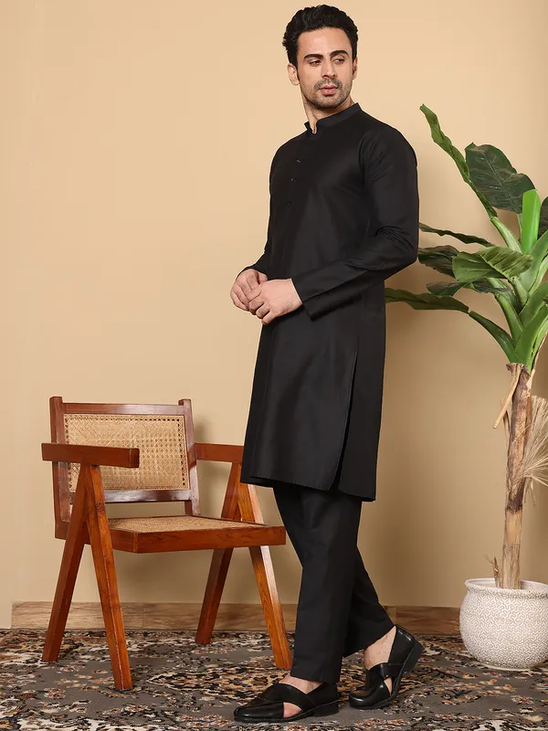 Black_Straight_Viscose_Silk_Slub_Effect_Kurta_For_Men