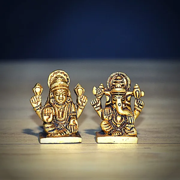 Portable_Laxmi_Ganesh_Idol_–_Brass_Finish_For_Car_&_Gifting_(3_CM,_140_G)