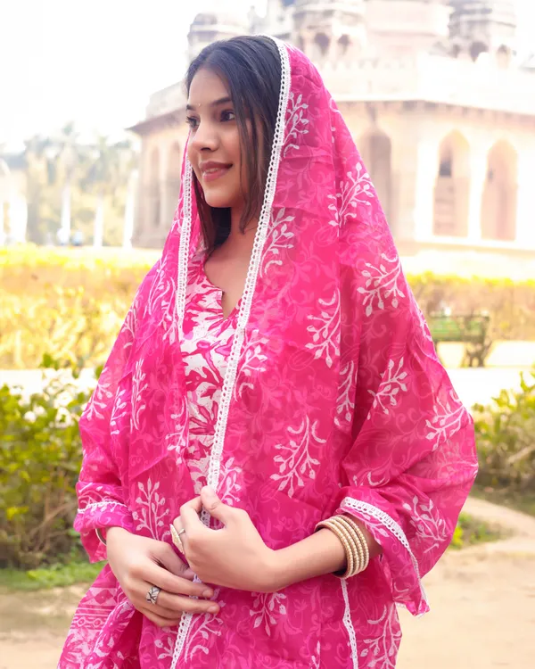 Pink_sleeveless_cotton_printed_suit_set_with_dupatta,_3pc,_TK171