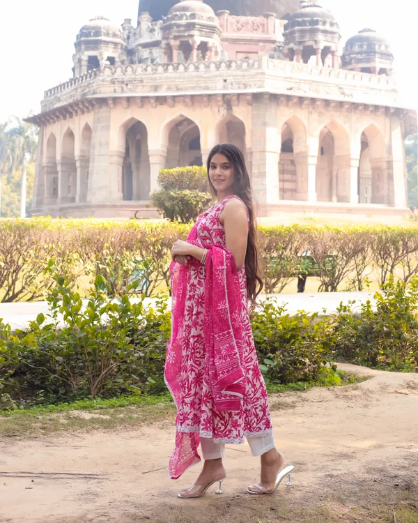 Pink_sleeveless_cotton_printed_suit_set_with_dupatta,_3pc,_TK171