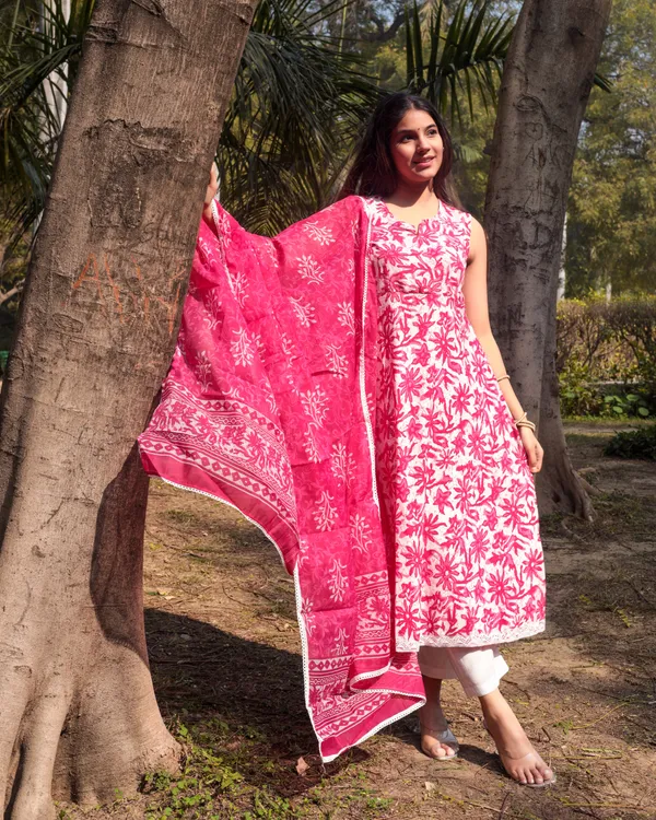 Pink_sleeveless_cotton_printed_suit_set_with_dupatta,_3pc,_TK171