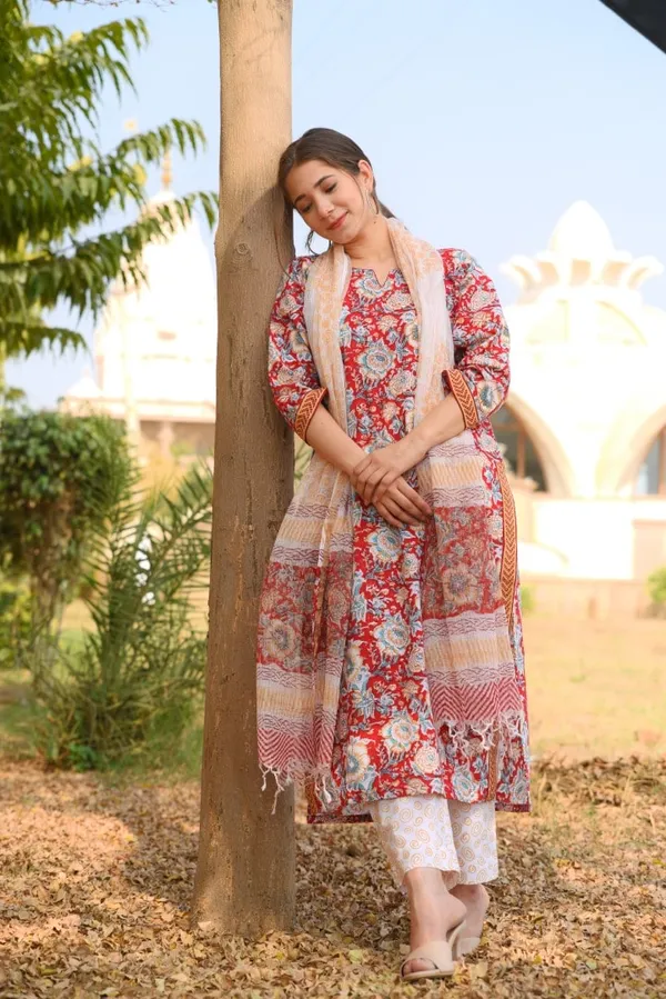Red_Viscose_printed_suit_set_with_dupatta_and_pant,_3pc,_TK197