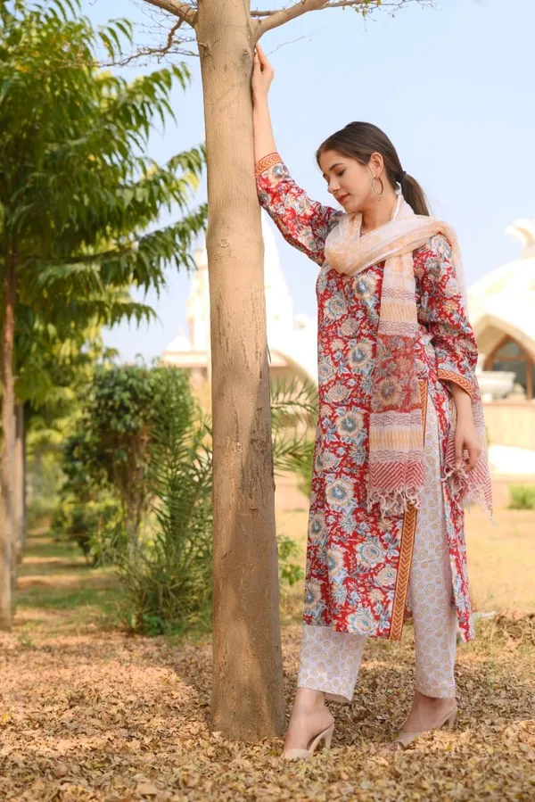 Red_Viscose_printed_suit_set_with_dupatta_and_pant,_3pc,_TK197