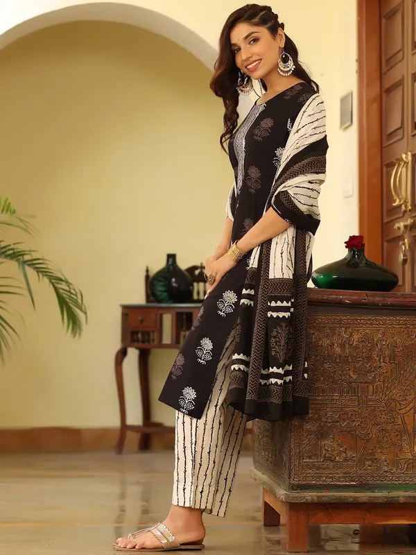 Black_Premium_&_Elegant_Kurta_&_Pant_Set_With_Dupatta_For_Women_&_Girls