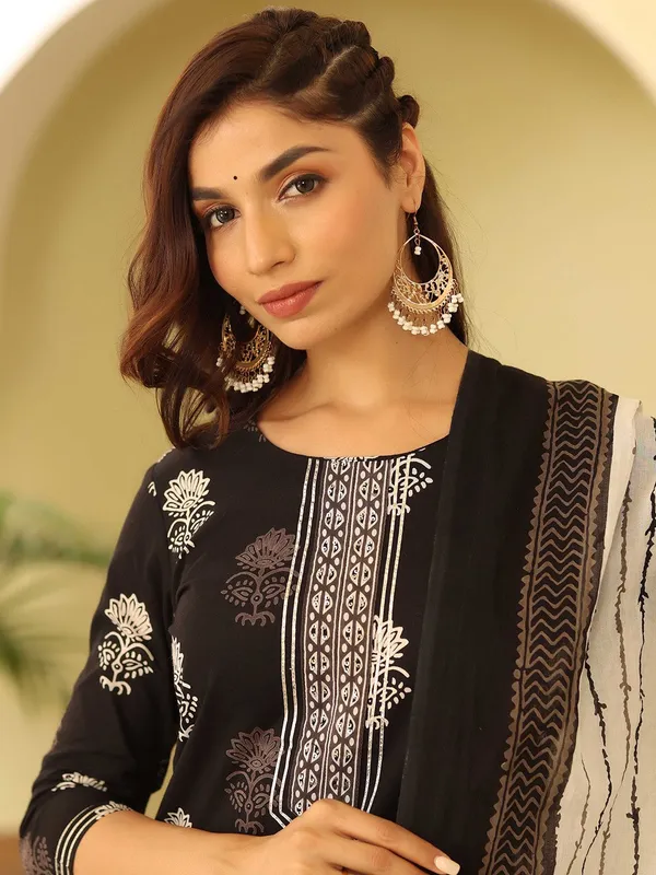 Black_Premium_&_Elegant_Kurta_&_Pant_Set_With_Dupatta_For_Women_&_Girls