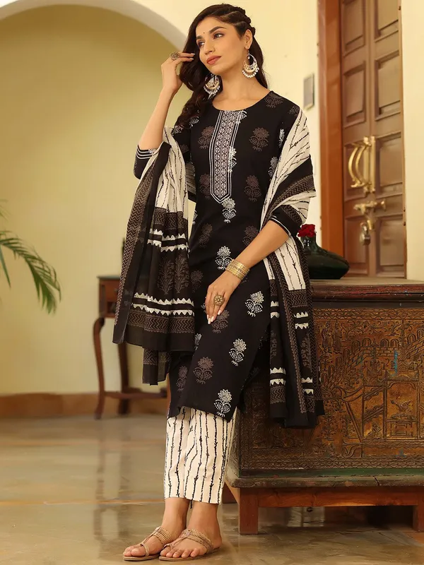 Black_Premium_&_Elegant_Kurta_&_Pant_Set_With_Dupatta_For_Women_&_Girls