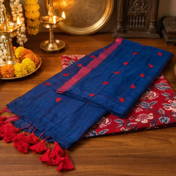 Navy_Blue_And_Red_Soft_Mul_Mul_Cotton_Saree_With_Heart_Motifs