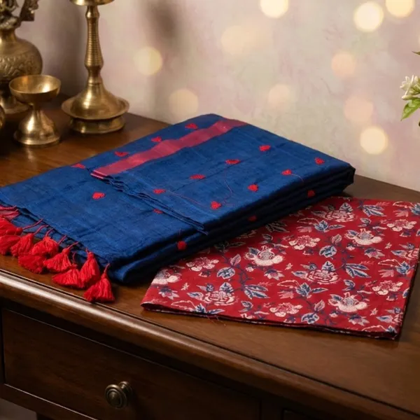 Navy_Blue_And_Red_Soft_Mul_Mul_Cotton_Saree_With_Heart_Motifs