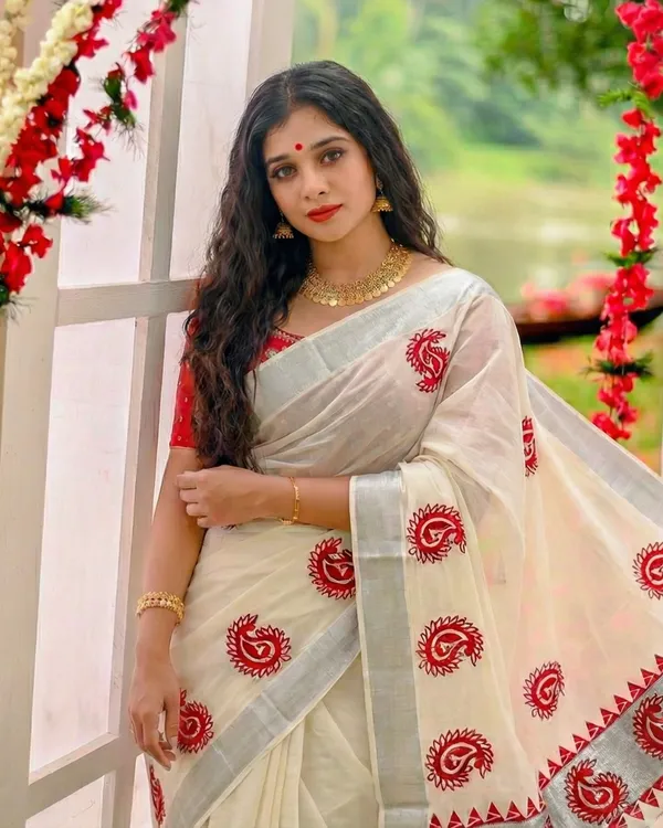 Ivory_Off_White_With_Red_Motifs_&_Silver_Border_Surya_Rekha_Kerala_Kasavu_Saree