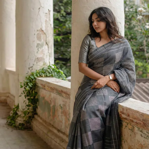 Charcoal_Grey_Urban_Checks_Cotton_Saree_With_Contemporary_Block_Pattern