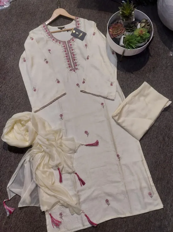 Ivory_Elegant_Handcrafted_Suit_Set_For_Women