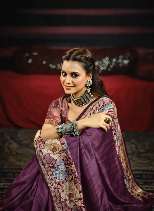 Purple_Striking_Saree_Beautifully_Adorned_With_Large_Floral_Patterns_&_A_Contrasting_Border,_Ideal_For_Festive_&_Elegant_Occasions