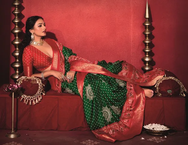 Dark_Green_&_Red_Pure_Silk_Fabric_With_Dual_Color_Combination_Of_Exclusive_Bandhej_Print_With_Rich_Look_Jacquard_Border_Exclusive_Look_Saree