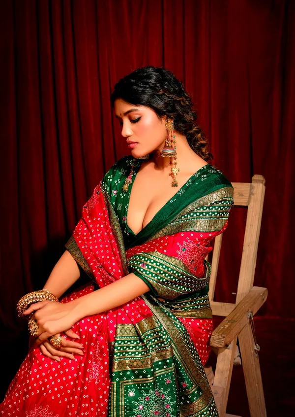 Red_&_Dark_Green_Exclusive_Combination_Pure_Crush_Patola_Silk_Designer_Look_Saree_With_Mirror_&_Zari_Work