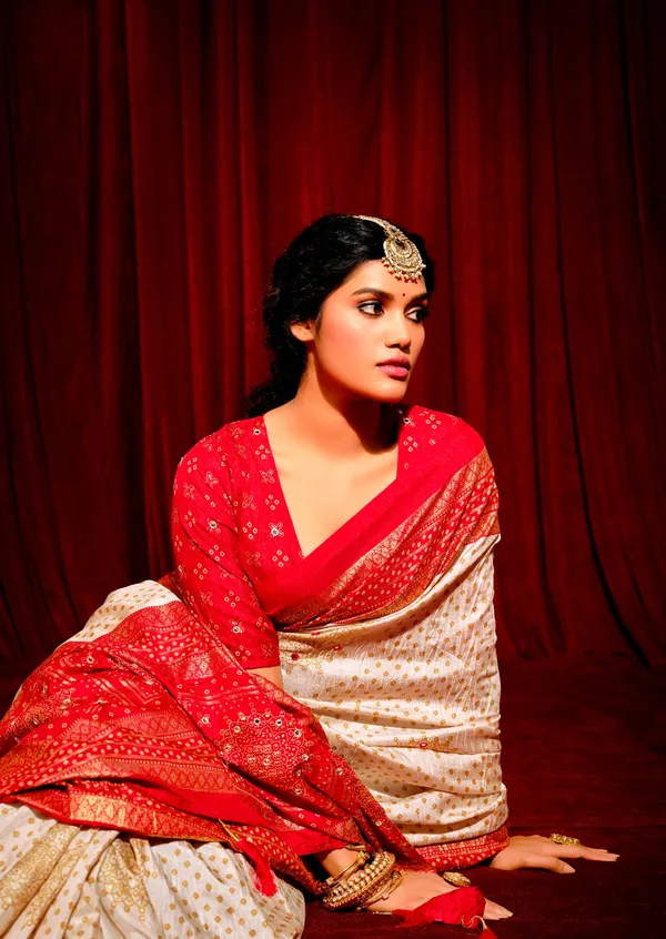 Creamy_White_With_Exclusive_Red_Combination_Pure_Crush_Patola_Silk_Designer_Look_Saree_With_Mirror_&_Zari_Work