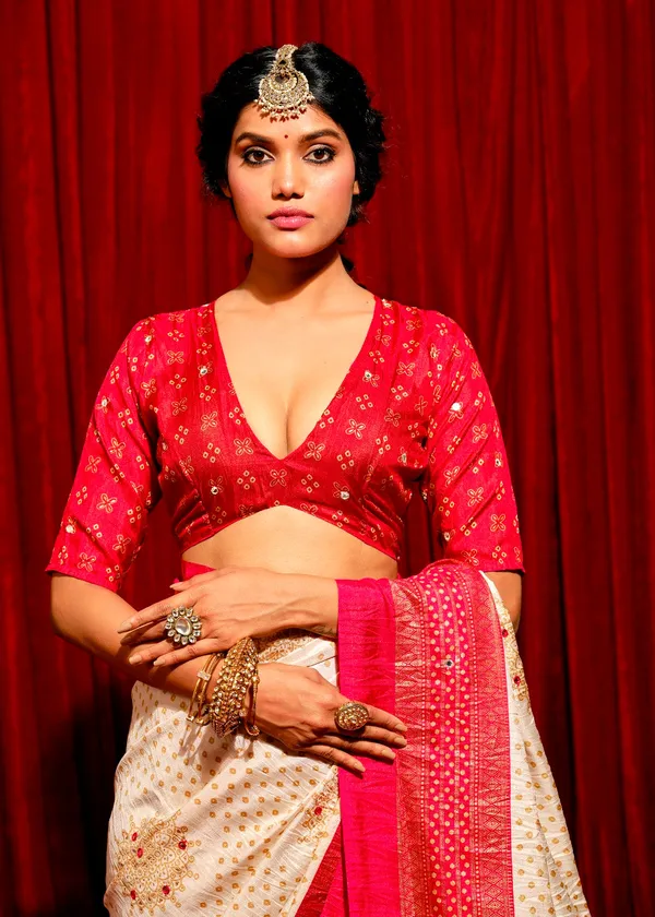 Creamy_White_With_Exclusive_Red_Combination_Pure_Crush_Patola_Silk_Designer_Look_Saree_With_Mirror_&_Zari_Work
