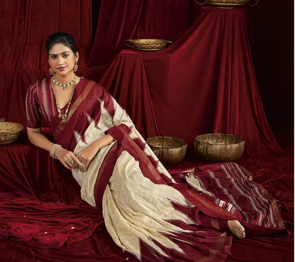 Cream_&_Maroon_Pure_Silk_Saree_With_Zigzag_&_Striped_Patterns,_Elegant_Border_&_Rich_Festive_Look