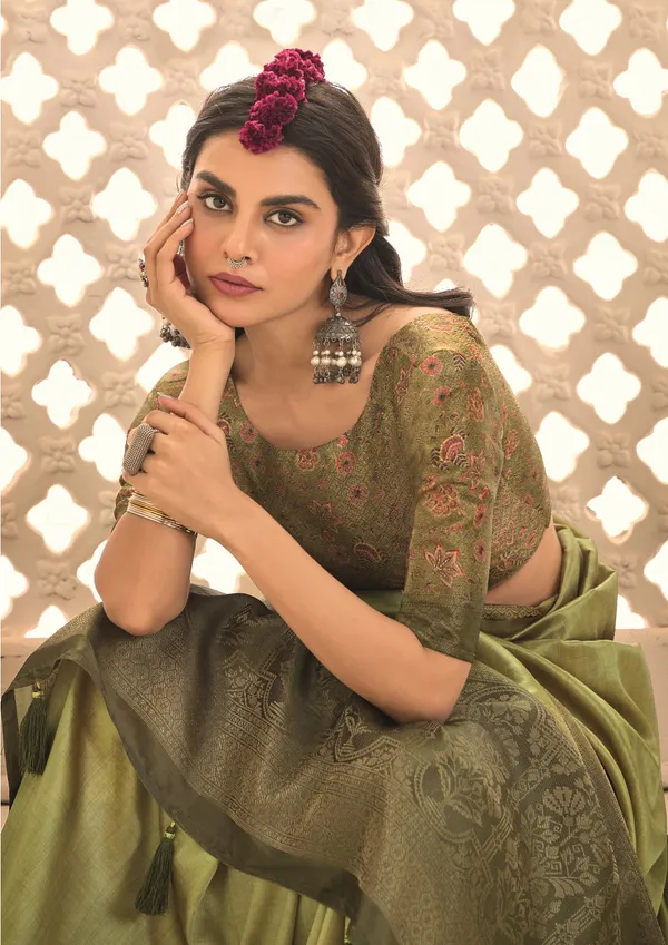 Dark_Olive_Green_Pure_Tusser_Silk_Shaded_Combination_With_Weaving_Zari_Border_Designer_Look_Saree