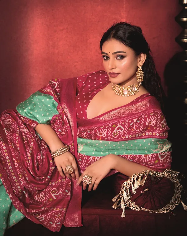 Light_Sea_Green_&_Magenta_Pure_Silk_Fabric_With_Exclusive_Dual_Color_Combination_Of_Exclusive_Bandhej_Print_With_Rich_Look_Jacquard_Border_Exclusive_Look_Saree