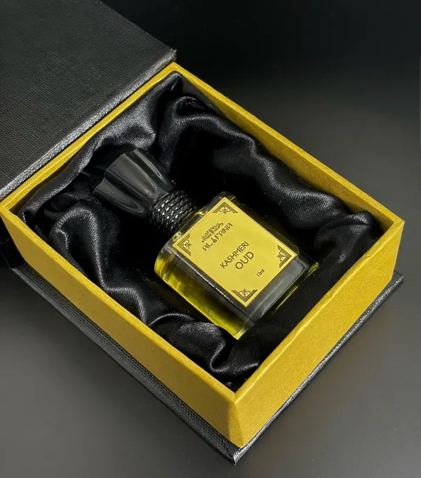 Kashmeri_Oud_Luxury_Attar_For_Men_And_Women_Long_Lasting_Non_Alcoholic_Roll-On_Attar_Ideal_Gift_12Ml_Pack