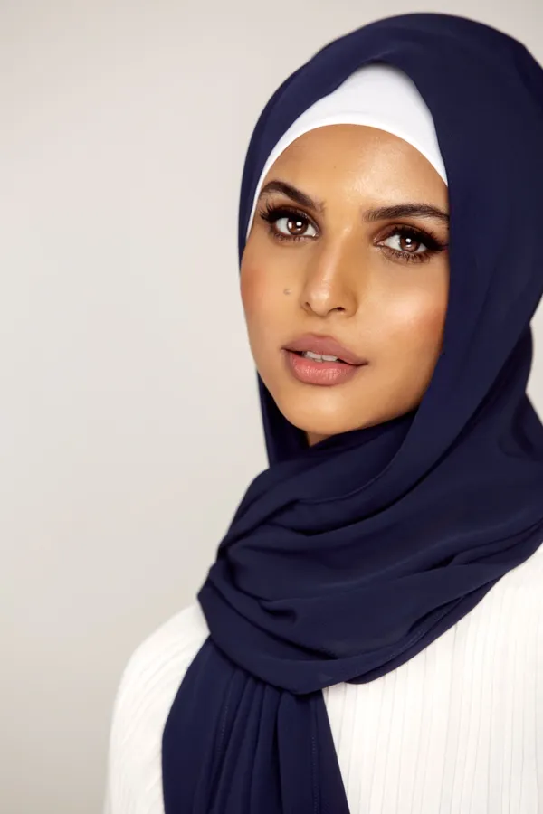 Navy_Blue_Premium_Malaysian_Diamond_Georgette_Hijab_|_170_Cm_By_80_Cm