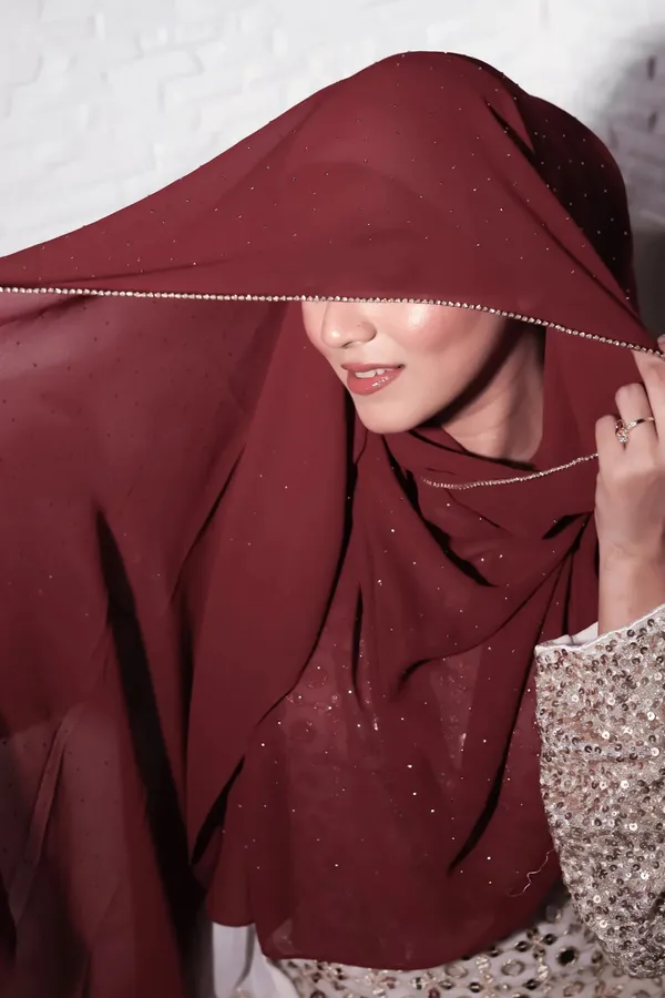 Maroon_Premium_Malaysian_Lace_Diamond_Georgette_Hijab_Lace_Hijab_With_Diamond_And_Rhinestone_|_170_Cm_By_80_Cm