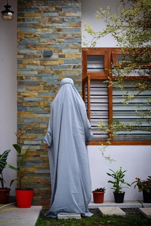 Grey_Crepe_Solid_Abaya_With_Hijab_For_Women