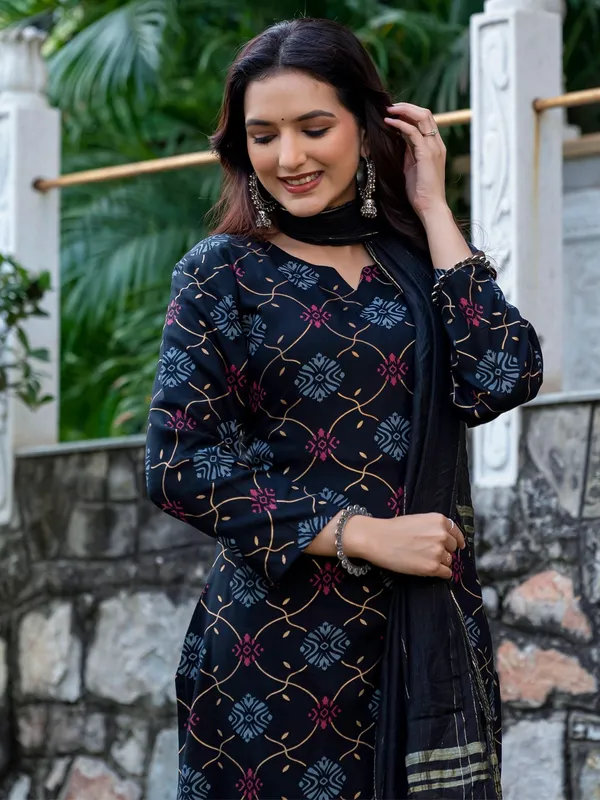 Black_Kurta_Pant_Dupatta_Set_For_Women