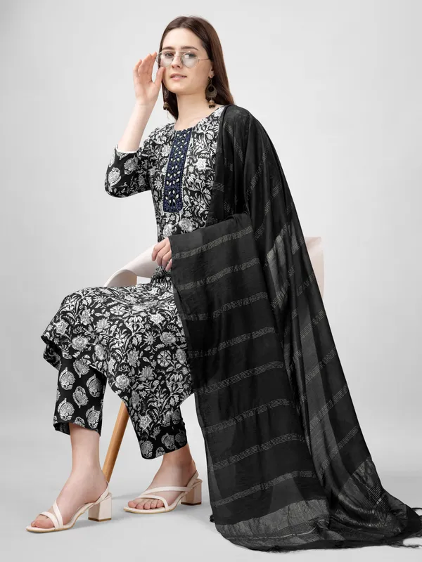 Black_Kurta_Pant_Dupatta_Set_For_Women