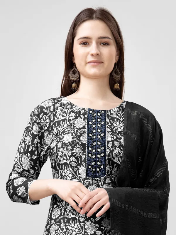 Black_Kurta_Pant_Dupatta_Set_For_Women